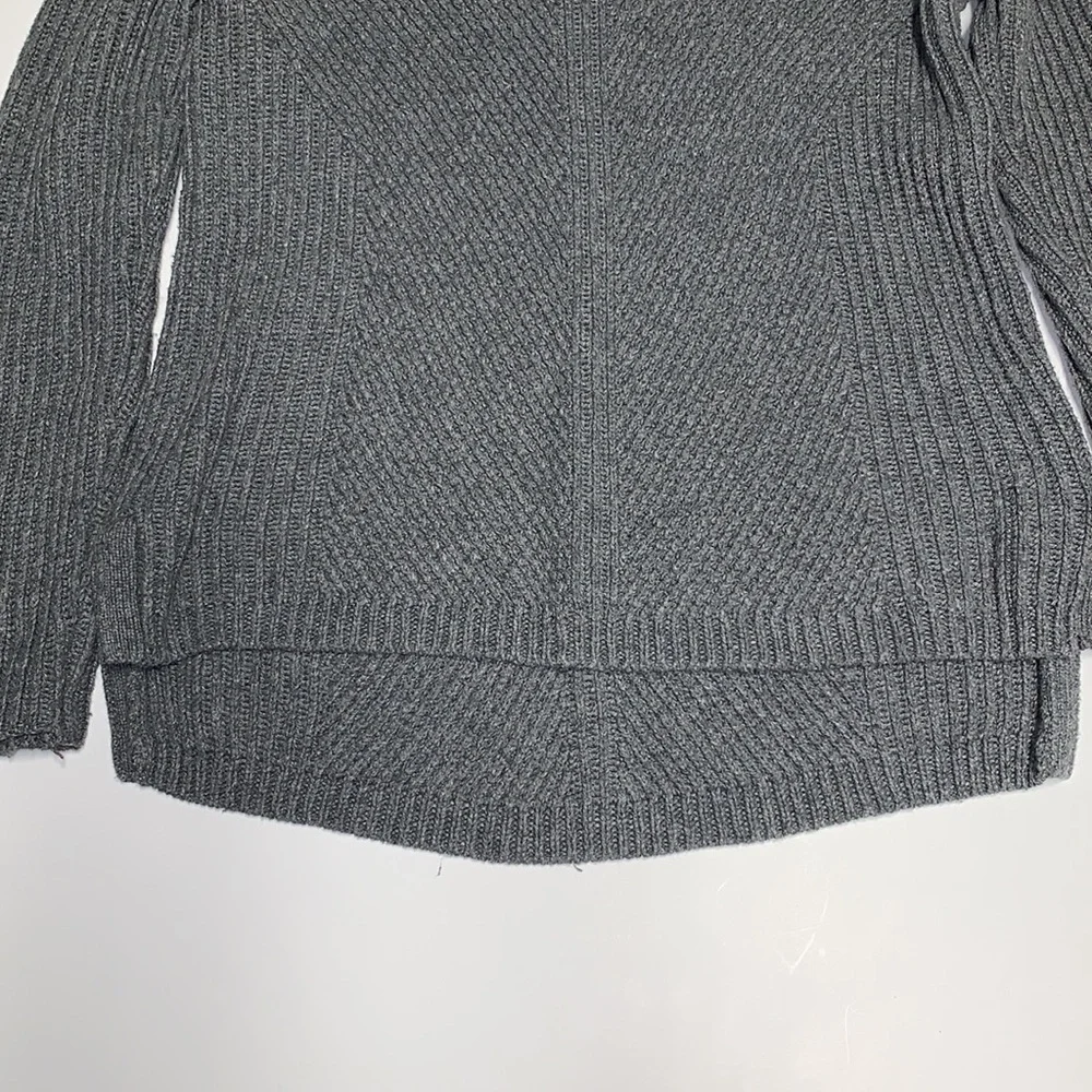 Madewell hex comb 1937 grey Sweater size Medium. Crew neck. slits on the side. - Picture 7 of 16